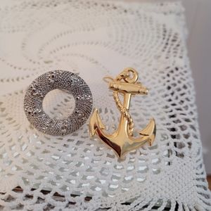 2 vintage Scarf clips